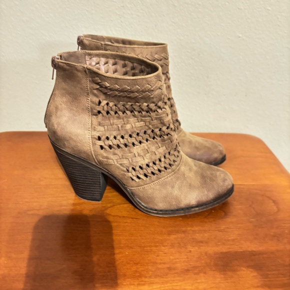 New Fergalicious Fergie Wanderer Booties Block Heel Women's Ankle Boots … - Picture 3 of 10